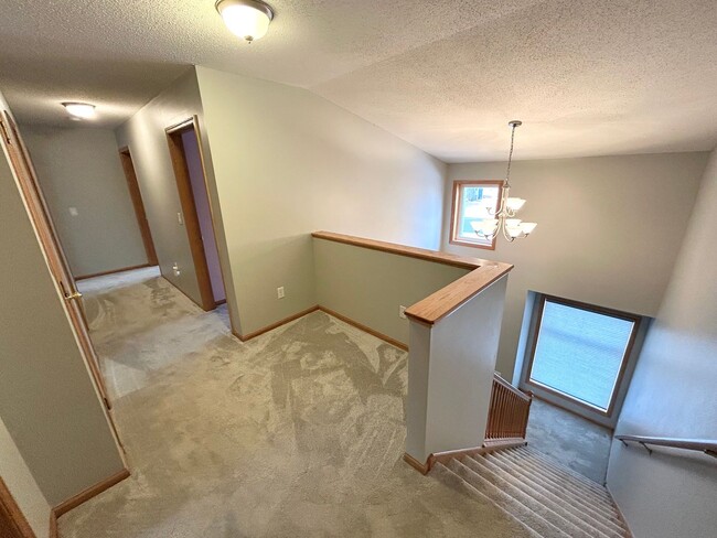 Building Photo - Newly Renovated 3 bed 3 bath 2 car garage ...