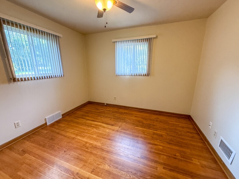 Building Photo - 426 Rushmore Ln
