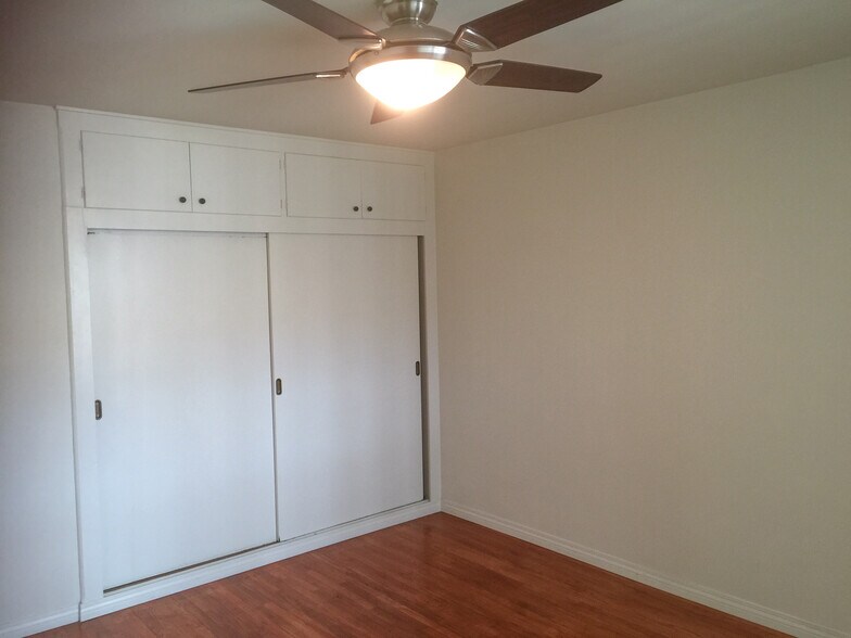 Building Photo - 933 E 1st St