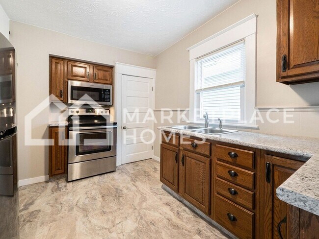 Building Photo - 1105 May St