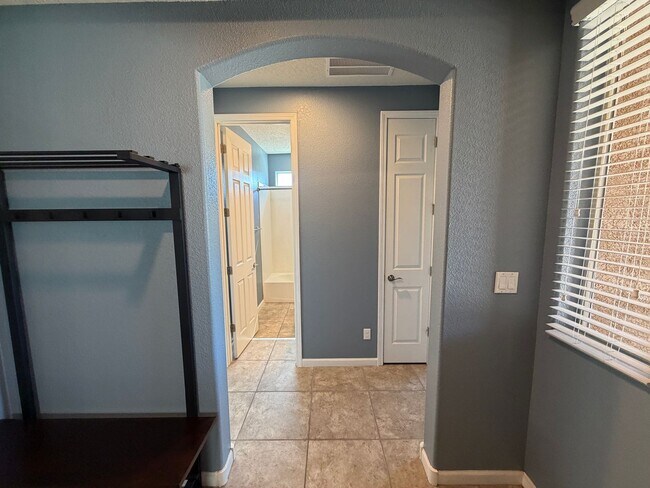 Building Photo - 4 Bedroom Single Story Home Available Near Golf Course Rd & Southern Blvd!