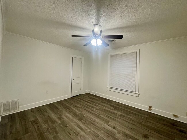 Building Photo - Heart of Conway!