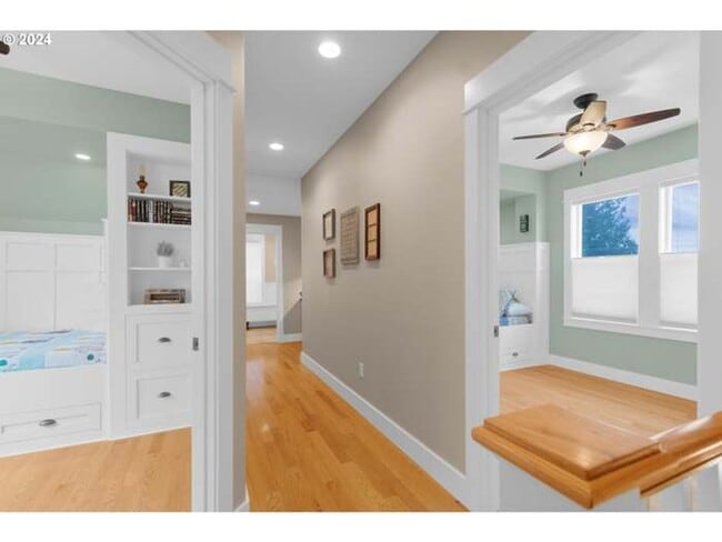 Building Photo - Beautifully updated, furnished home with wrap around porch and Columbia River Views!