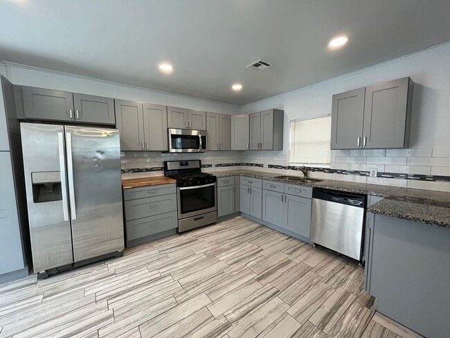Building Photo - KW 3 bedroom 1 Full bath