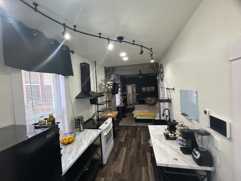 Building Photo - 859 S Grn St