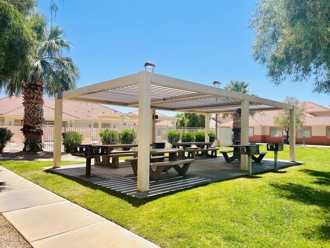 Building Photo - Springs Condo w/ Two Car Garage!