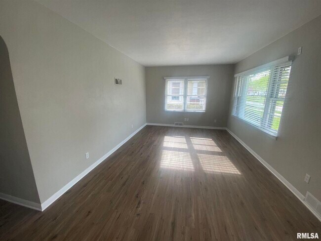 Building Photo - 2733 E 18th St