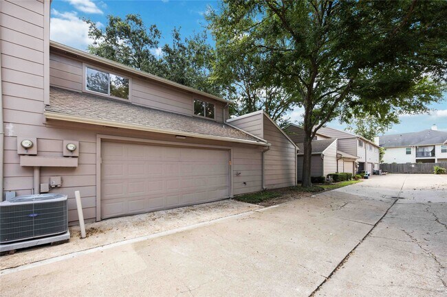 Building Photo - 13895 Hollowgreen Dr