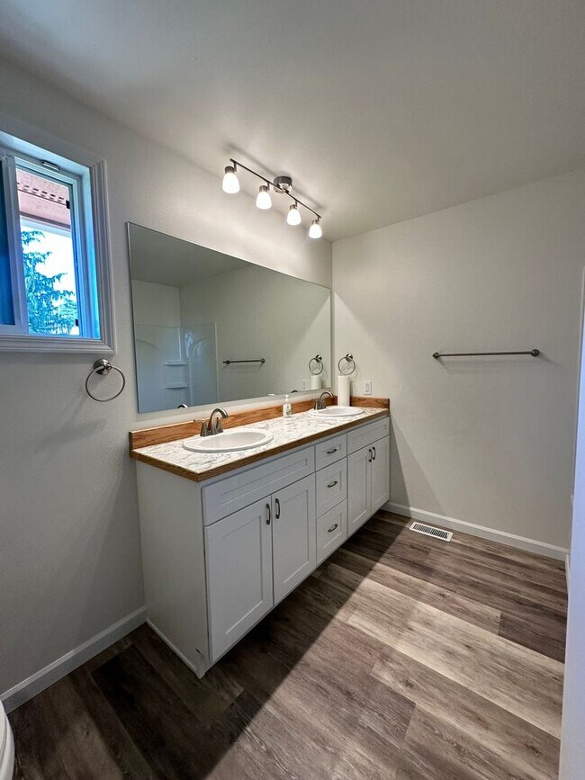 Building Photo - Stunning 3 Bedroom and 3 Bathroom Home, wi...
