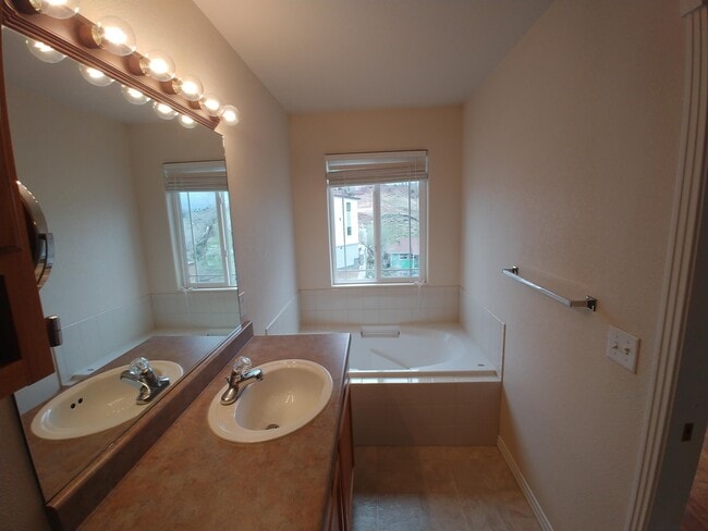 Building Photo - 1415 Madison Ridge Heights