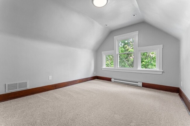 Building Photo - Beautiful 5 Bedroom, 2 Bathroom in Mt.Lebanon- Original Hardwood Floors and Garage