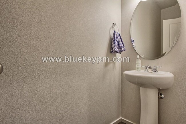 Building Photo - 3 Bed, 2.5 Bath Townhome in East Vancouver
