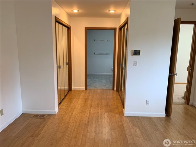 Building Photo - 4Bd/2.5Ba Sammamish Home