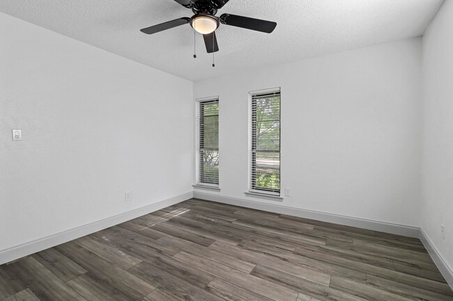 Building Photo - 2404 Kentfield Ln
