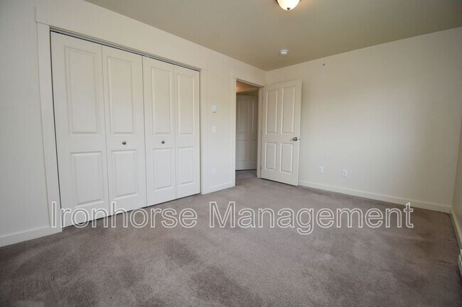 Building Photo - 807 W Villard St