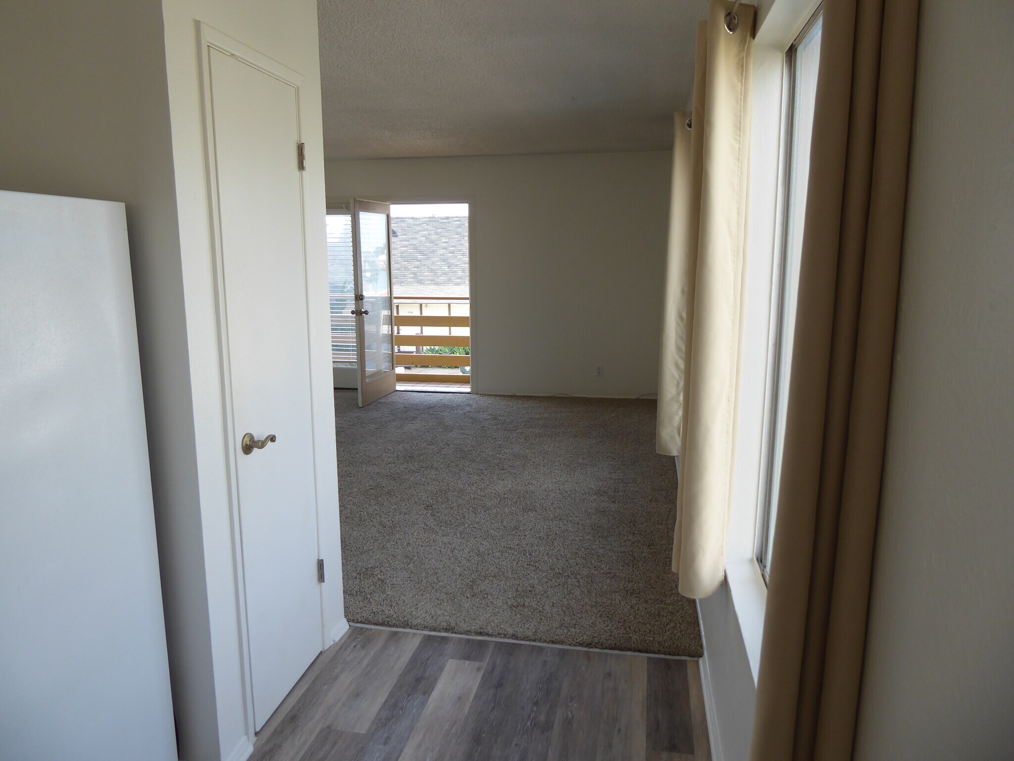 Kitchen facing front door - 218 Melrose Dr