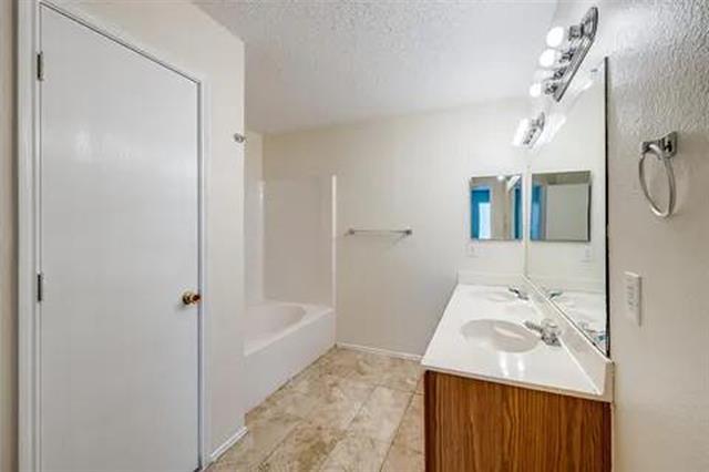 Building Photo - 933 Medina Dr