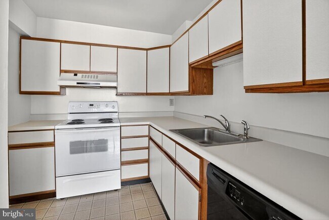 Building Photo - 5 Warren Lodge Ct