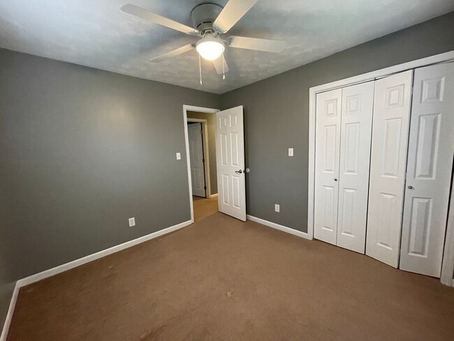 Building Photo - Large 4 bed/2 bath with garage - W. Hamble...