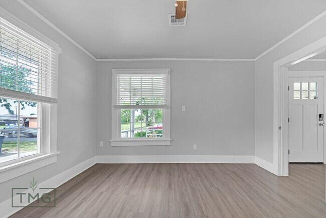 Building Photo - Completely Updated 2 Bed/2 Bath! ONE MONTH...
