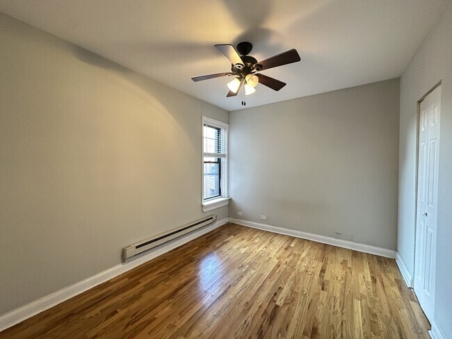 Building Photo - 4742 N Hermitage Ave