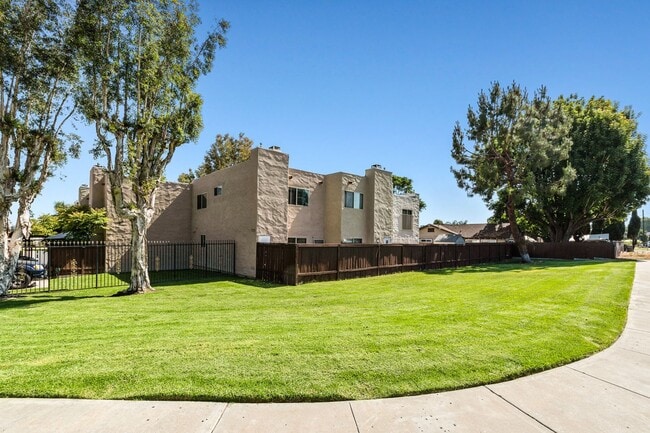 Building Photo - "Coming Soon" Awesome corner 2 Bedroom 2 Bath Townhome with large private patio (AC/Pool/Gated Pa...