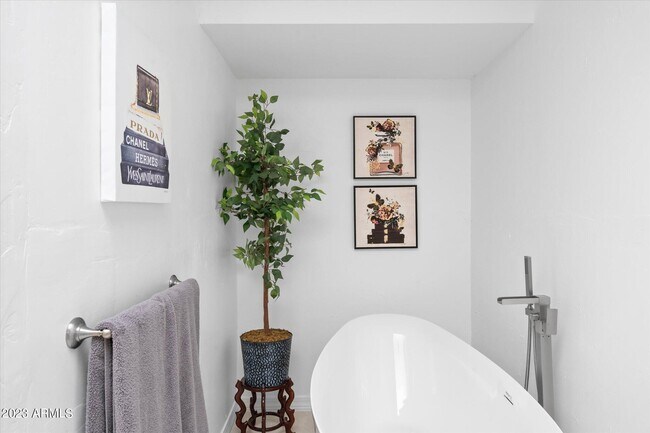 Building Photo - 8844 E San Rafael Dr