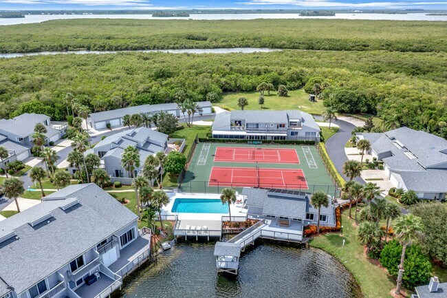 Building Photo - Make this your winter getaway!