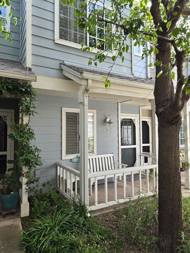 Building Photo - Three bedroom, three bathroom townhouse wi...