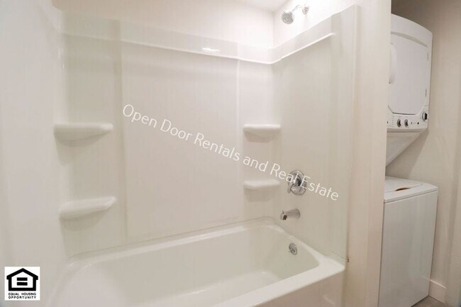 Building Photo - 918 W King St