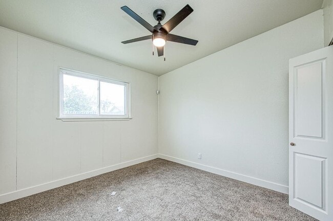 Building Photo - Beautifully Updated 3-Bedroom Single-Famil...