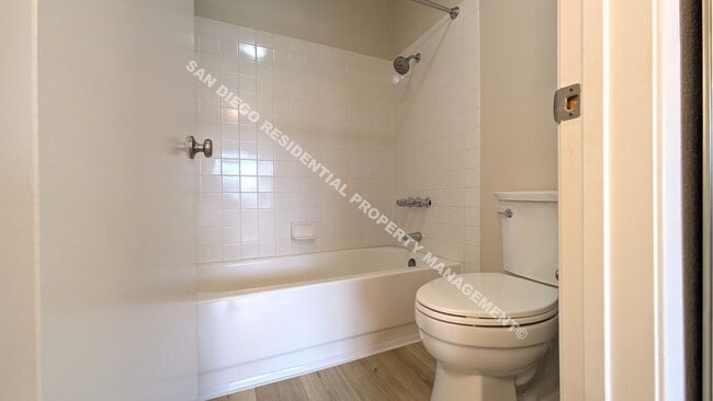 Building Photo - Highly Updated 2-Bedroom Condo in Prime Mi...