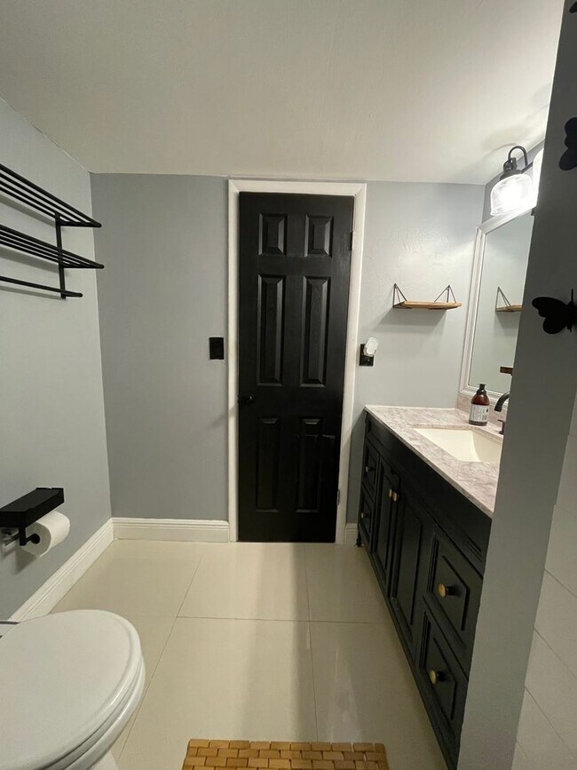 Building Photo - Charming Apartment in Fort Lauderdale