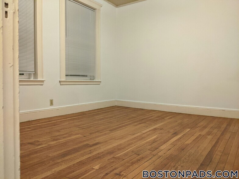 Building Photo - 137 Park Dr