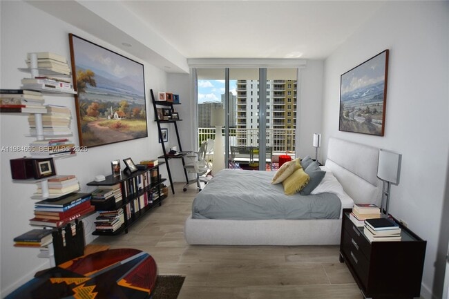 Building Photo - 801 Brickell Key Blvd