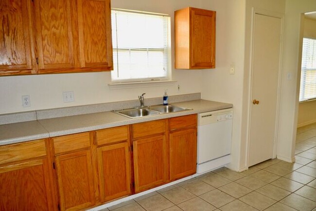 Building Photo - Charming 4 bed 2 bath between N Foster and...