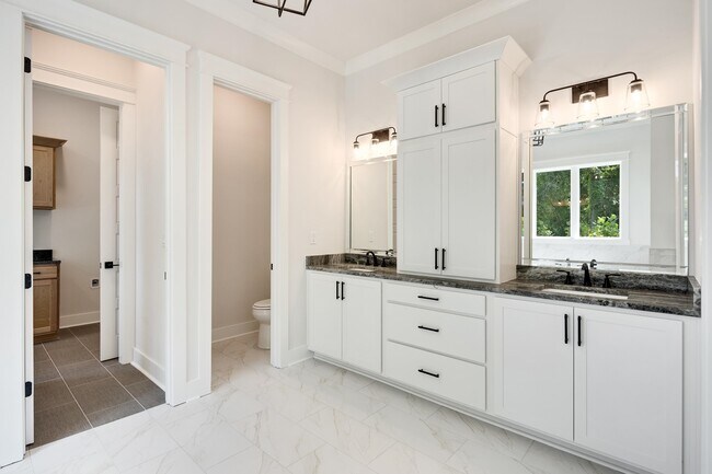 Building Photo - 5030 Jon Oak Dr