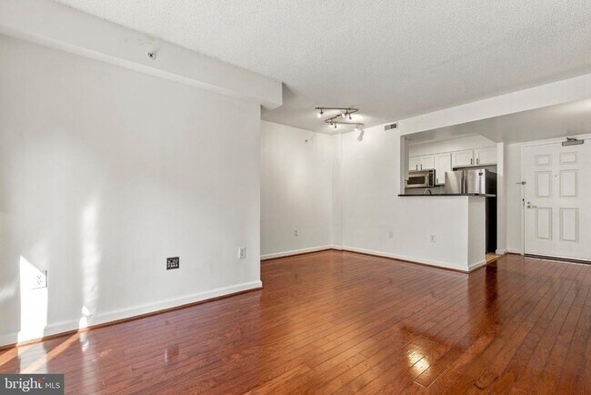 Building Photo - 880 N Pollard St