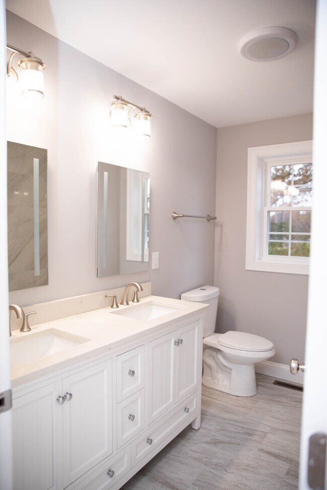 Bathroom - 37 Manhattan St