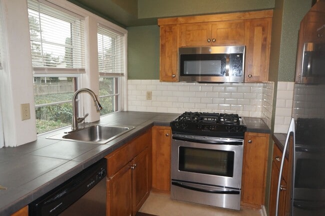 Building Photo - North Mt Tabor one bedroom Condo. Immaculate condition! - APPLICATION PENDING