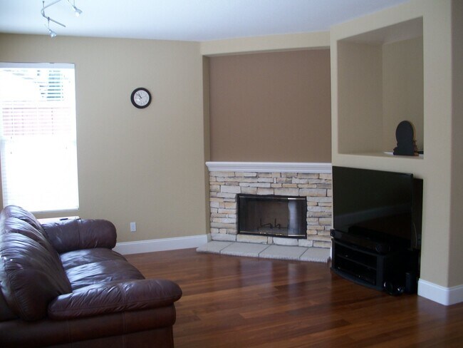 Building Photo - "Limited Time Move-in Special" to the pros...