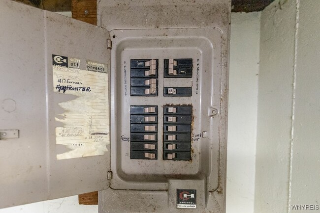 Building Photo - 140 Ayrault Dr