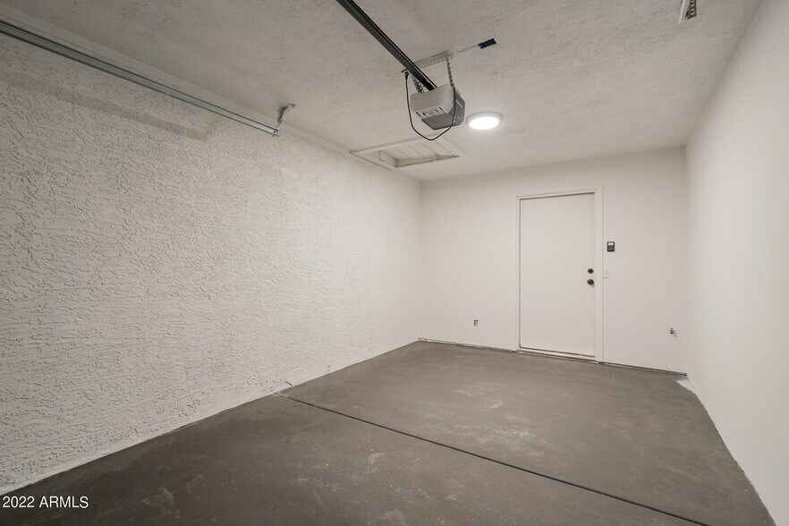 Building Photo - 822 W 18th St