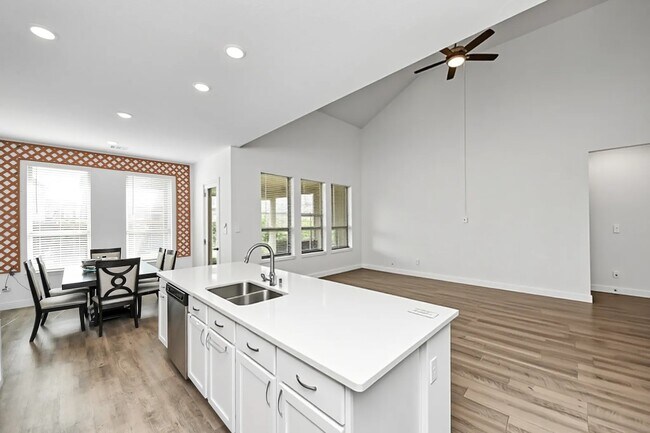 Building Photo - 606 Round Lake Dr