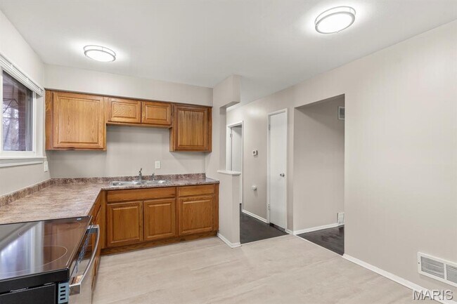 Building Photo - 1223 Reale Ave