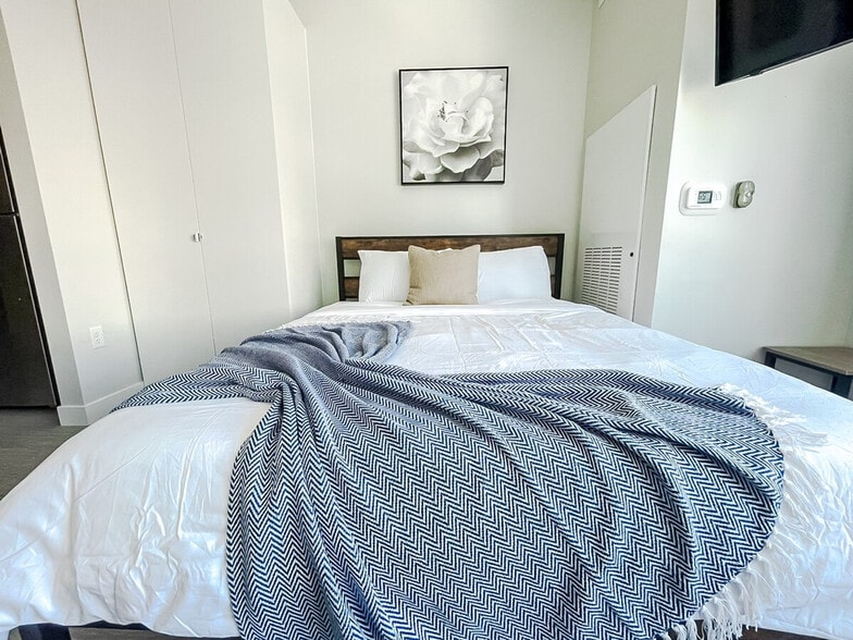 Building Photo - 2530 University Ave