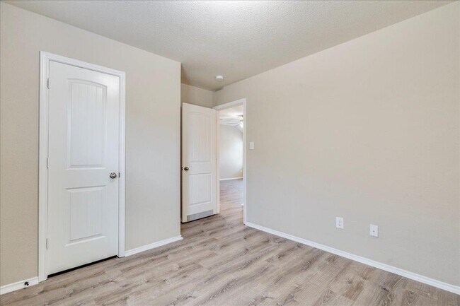 Building Photo - 185 Housefinch Loop