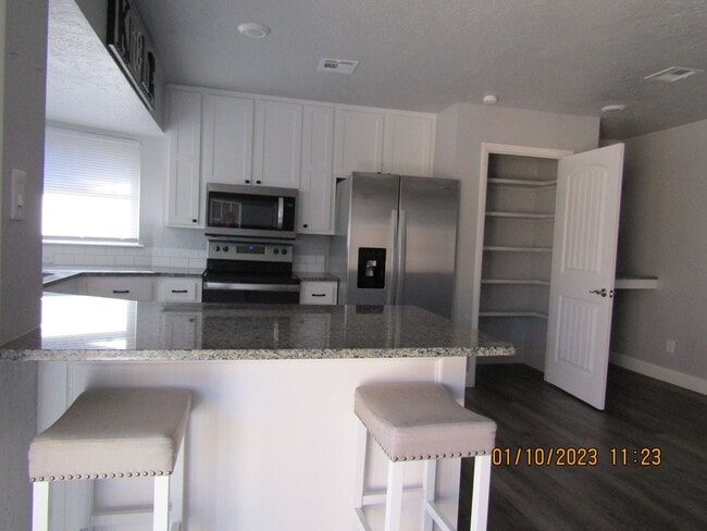 Building Photo - Great home located on the eastside, walking distance to MacArthur Schools.