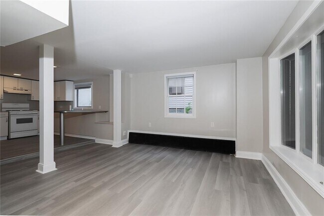 Building Photo - 916 Greenwood Ave NE