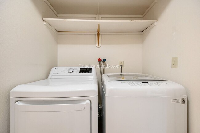 Building Photo - Move in by June 15 and get 2 weeks FREE! Charming Beaverton Home with Fireplace, Deck, and Attach...